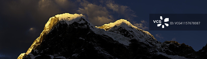 雪山日出火和冰在喜马拉雅山尼泊尔全景图片素材
