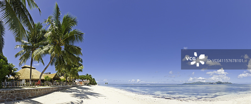 天堂海滩度假村：田园诗般的热带岛屿全景图片素材