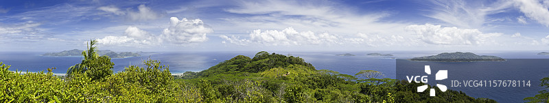 热带岛屿超广角全景：葱郁的绿色雨林，碧绿的海洋泻湖图片素材