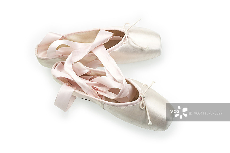 白色背景上的一对芭蕾舞鞋图片素材