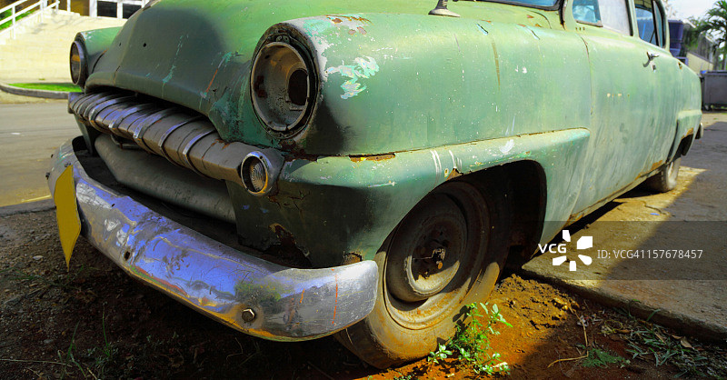 绿色经典古巴老爷车侧视图图片素材