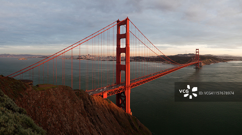 夕阳下的金门大桥全景图片素材