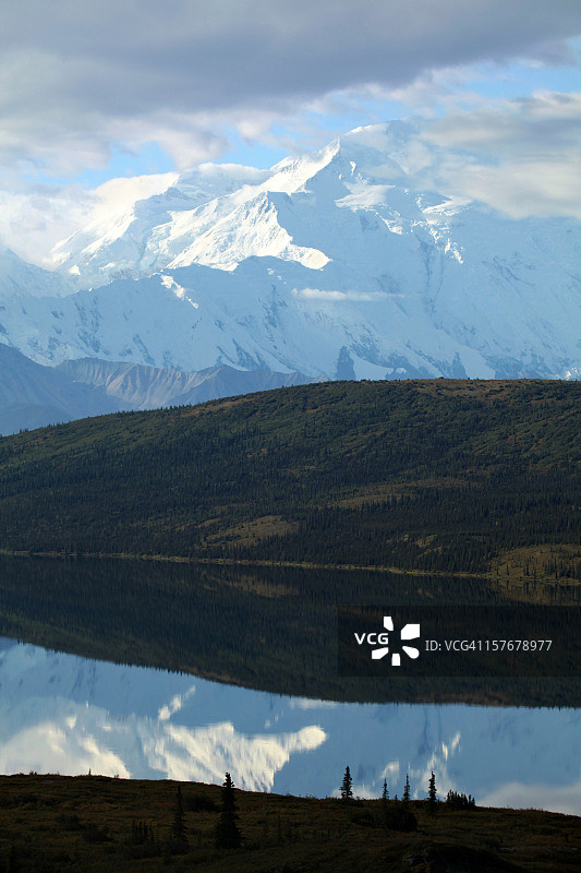 奇迹湖中德纳利山的倒影图片素材