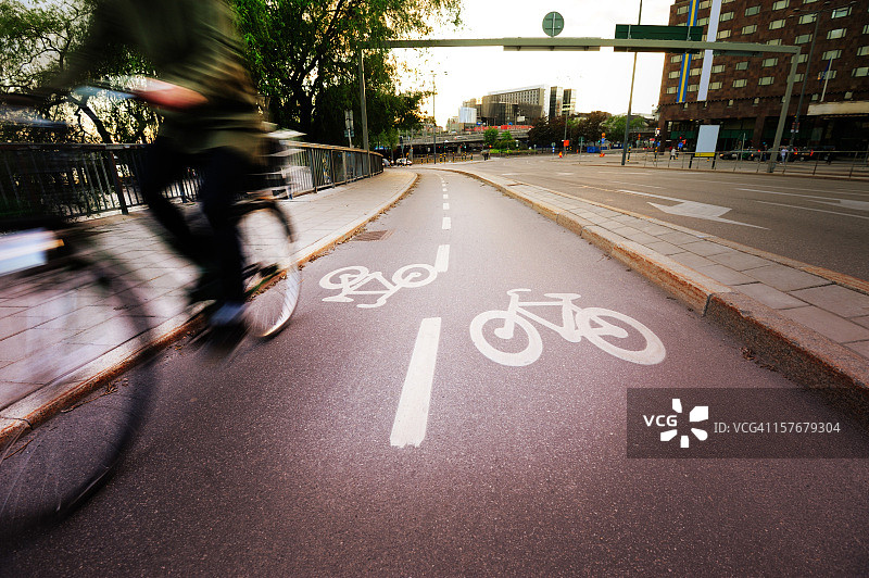 城市骑自行车的年轻人图片素材