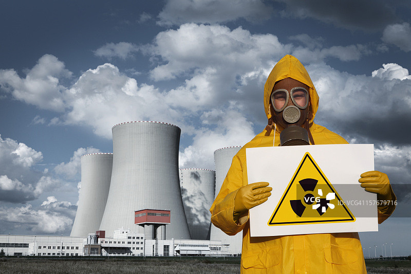 核反应堆前带有放射性标志的男人图片素材