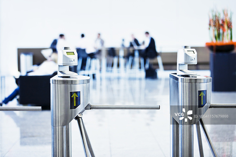 展会上的条形码票务扫描器图片素材