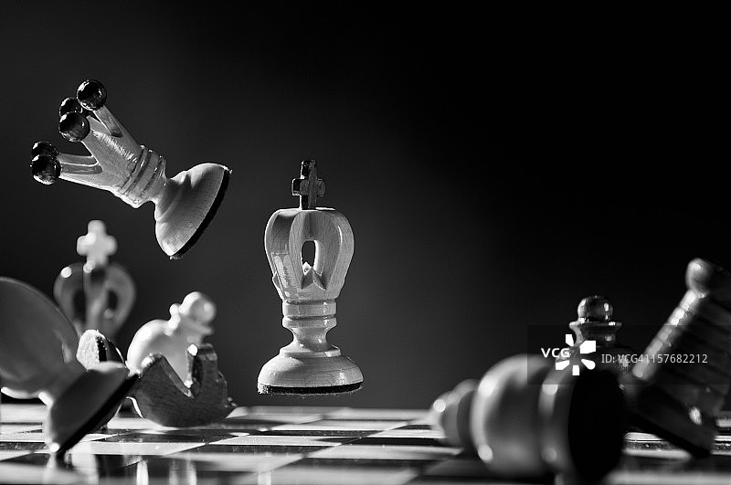 快速国际象棋游戏：黑白棋子的力量图片素材