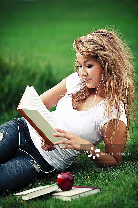 青少年女孩在读书图片素材