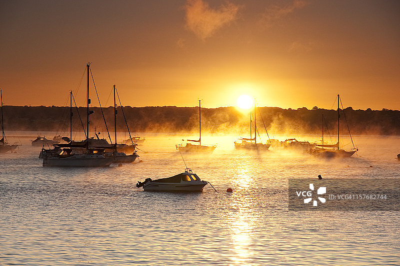 埃克斯河口的海雾日出图片素材
