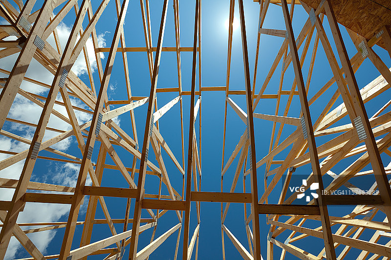 建造中的新房上的屋顶桁架图片素材