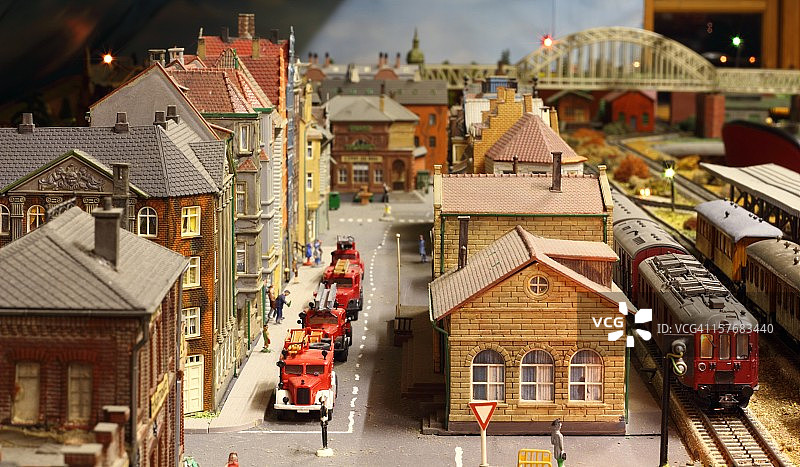 带有消防车的铁路模型布局图片素材