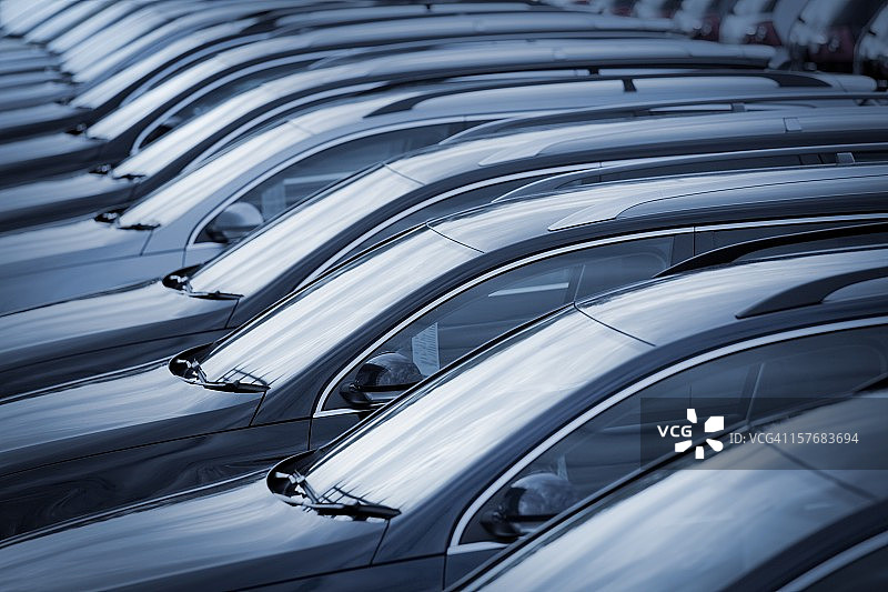 经销商处一排全新的汽车图片素材