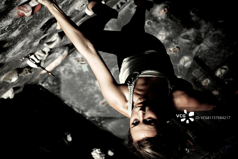 攀岩馆里的女性攀岩者图片素材