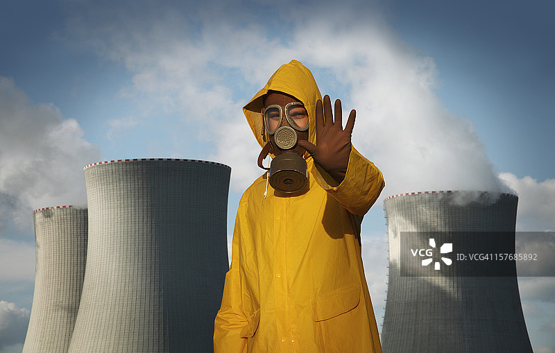 核反应堆前的“停止”手势男人图片素材