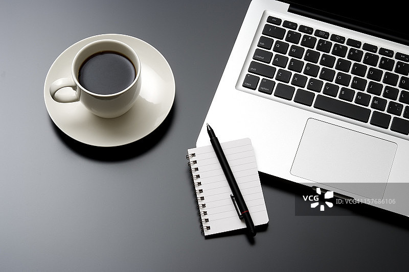 办公桌上的笔记本电脑和咖啡杯图片素材