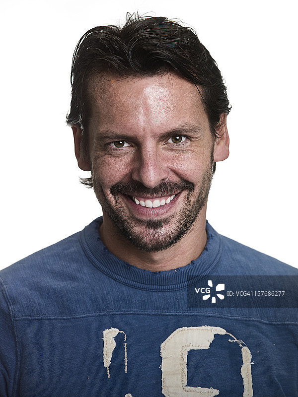 特写：面带微笑，穿着褪色T恤的男人图片素材