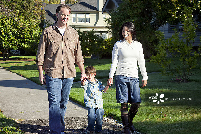 快乐的一家人在散步图片素材