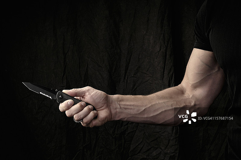 男人挥舞着刀图片素材