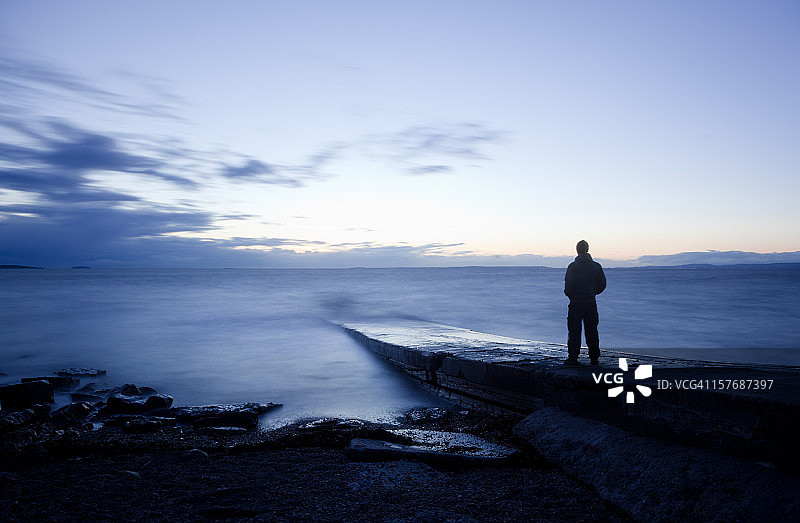 男人凝视着美景图片素材