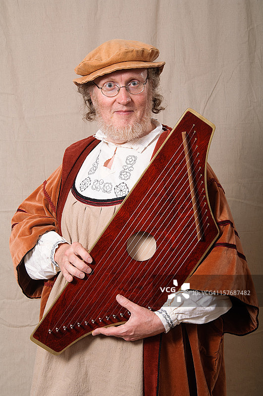 演奏诗琴的音乐家图片素材