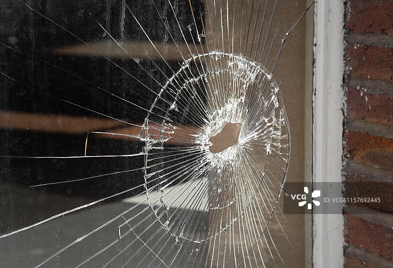店面橱窗里的碎玻璃，故意破坏，弹孔，损坏图片素材