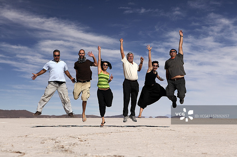 快乐跳跃的人们图片素材