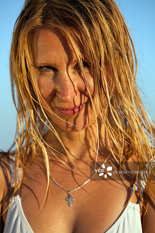 美丽的金发女人图片素材