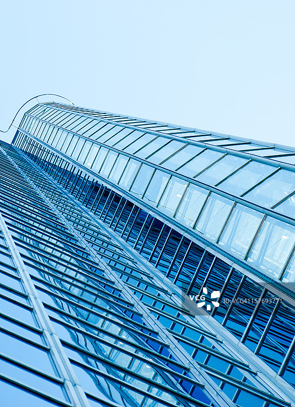 奥斯陆现代摩天大楼立面倒影广角视图图片素材