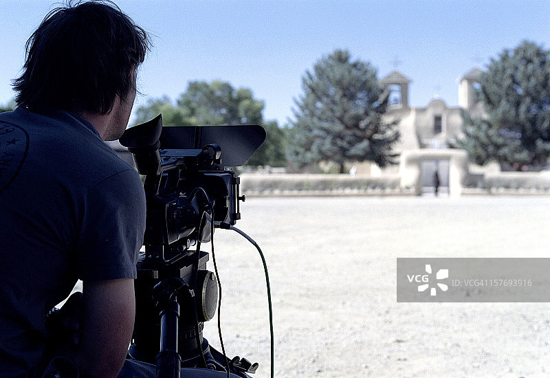 男人使用专业相机拍摄风景。图片素材