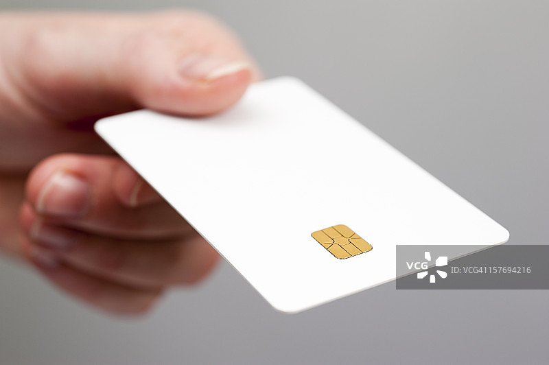 手持的空白通用信用卡或借记卡图片素材