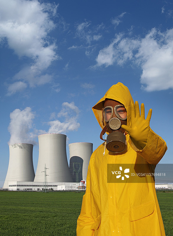 核反应堆前的“停止”手势男人图片素材