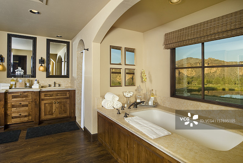 带有下沉式浴缸的现代浴室图片素材