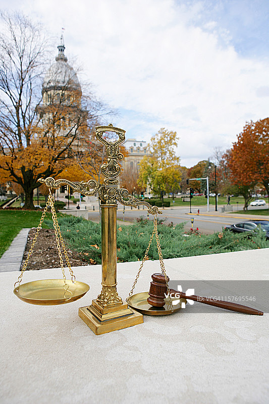 竖版正义天平图片素材