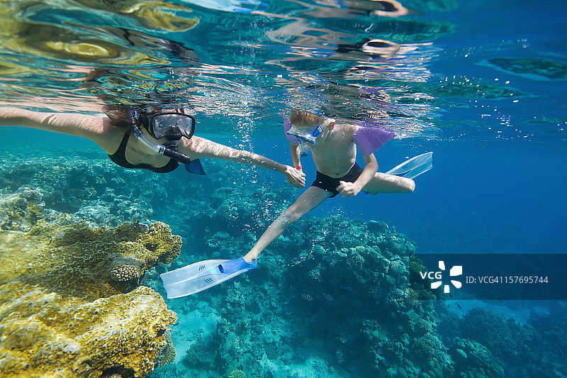 女人和孩子浮潜图片素材