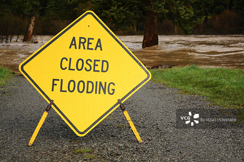 黄色区域关闭洪水标志图片素材