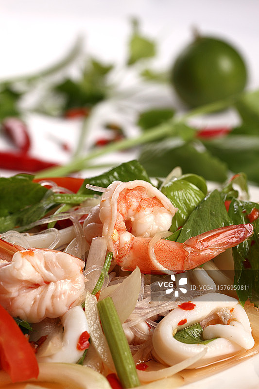 鲜虾泰式海鲜辣味面条沙拉图片素材