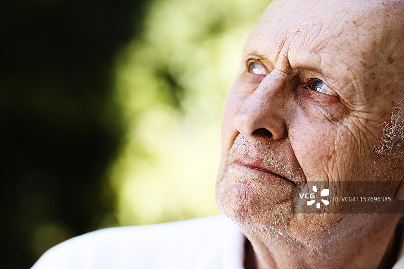 侧视皱眉的老人图片素材