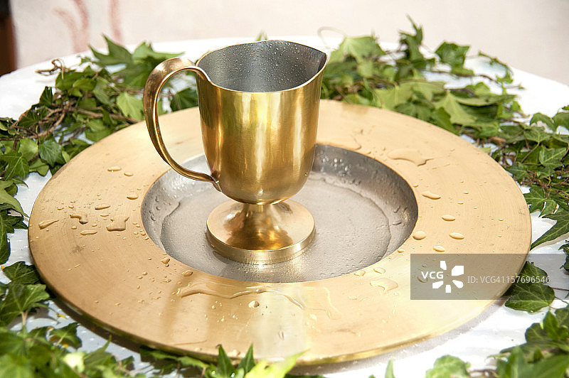 洗礼圣坛上的金色圣杯图片素材