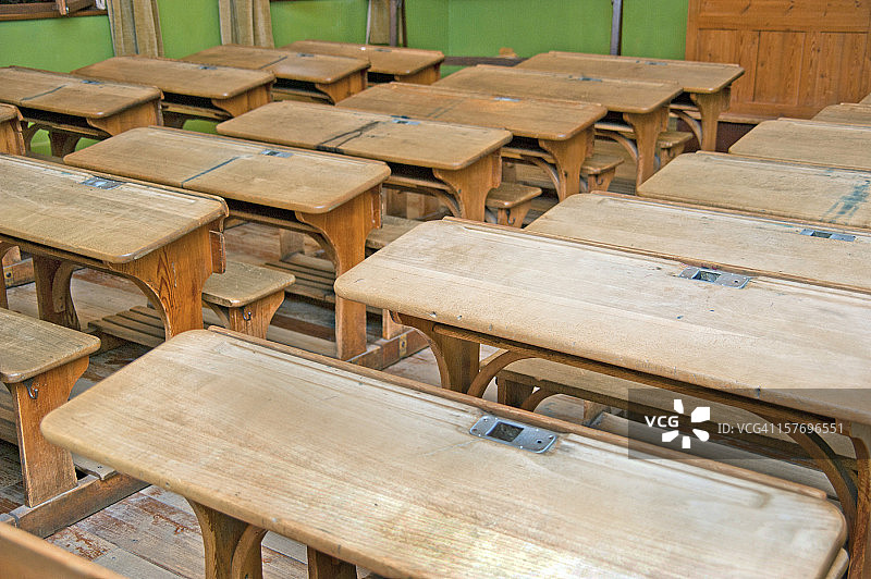 老教室的木桌图片素材