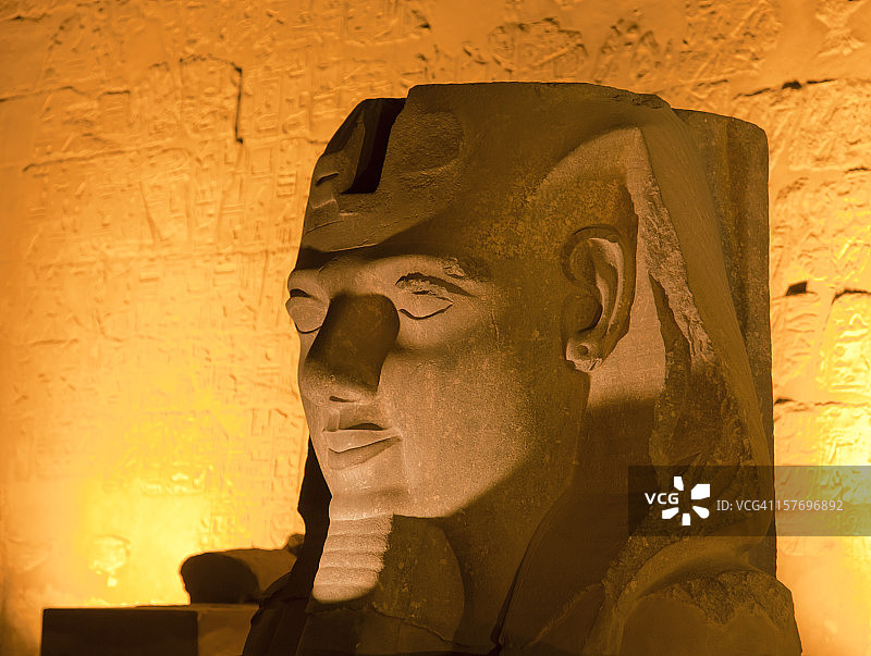 夜晚的法老雕像图片素材