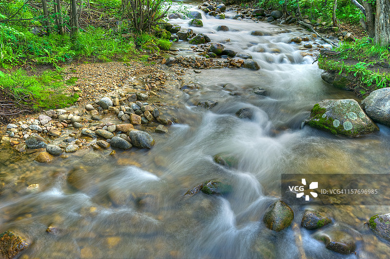 流动的山间溪流图片素材