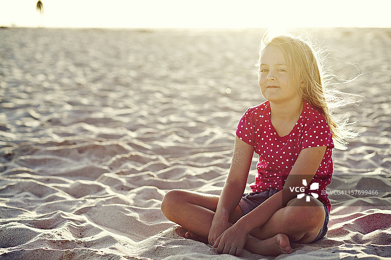 在城市海滩看日落的女孩图片素材