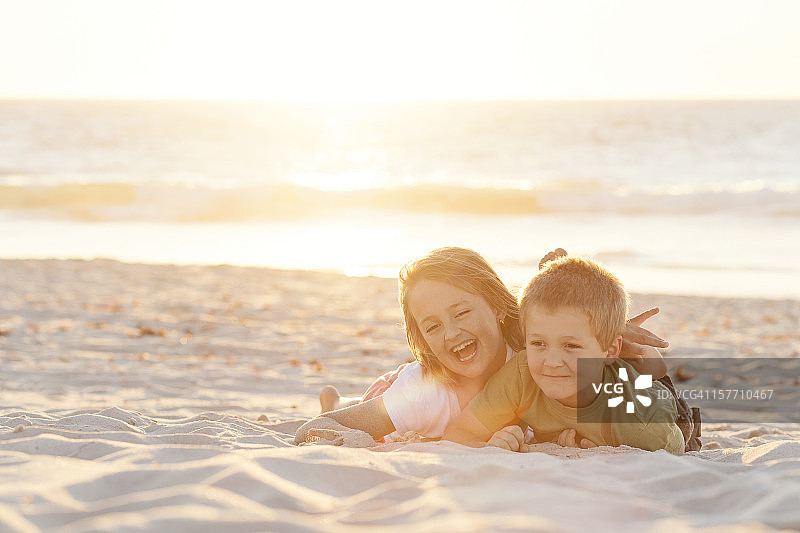 孩子们在海滩玩耍图片素材