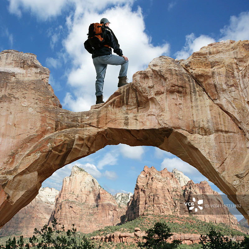 站在拱门上的男人图片素材