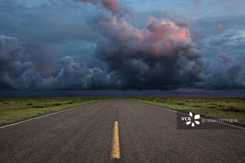 沙漠公路雷暴图片素材