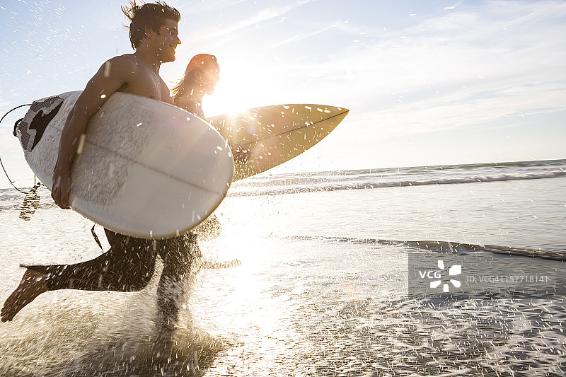 海滩上的冲浪者图片素材