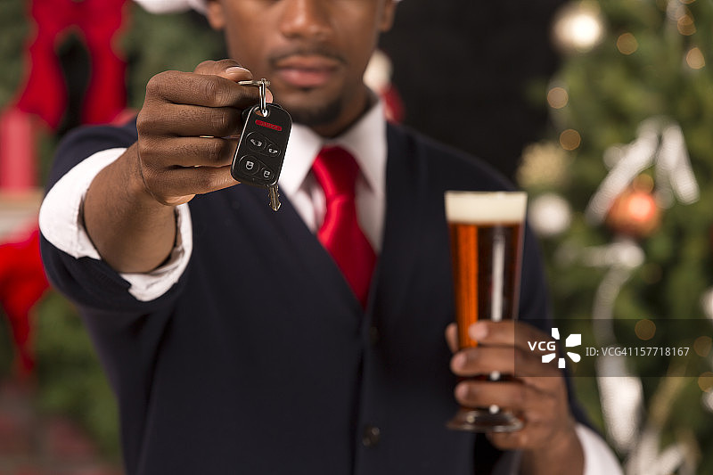 非裔美国人在喝酒时递交车钥匙图片素材