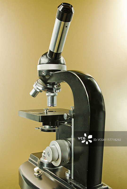 金色背景上的显微镜图片素材