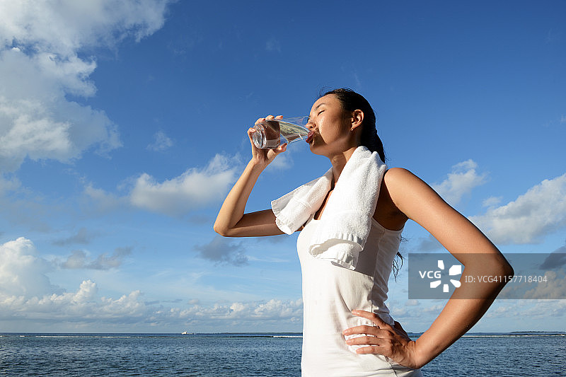 健身后喝水的女人图片素材