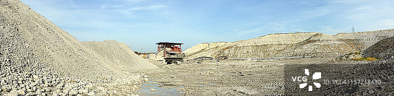 粉笔露天矿中的碎石机图片素材